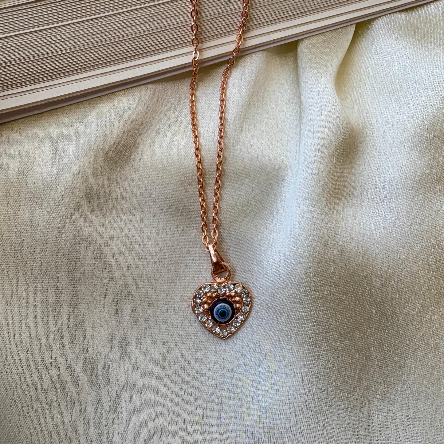 Fall in Love with Every Detail – Set of 8 unique fashion pendants + Extras
